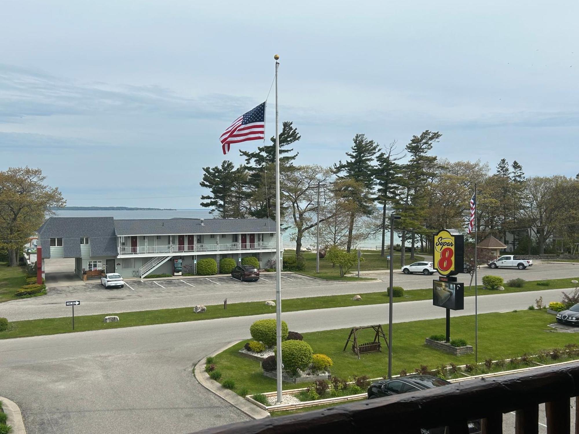 Super 8 By Wyndham Bridgeview Of Mackinaw City Exterior foto