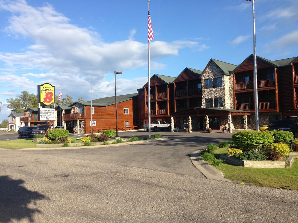 Super 8 By Wyndham Bridgeview Of Mackinaw City Exterior foto